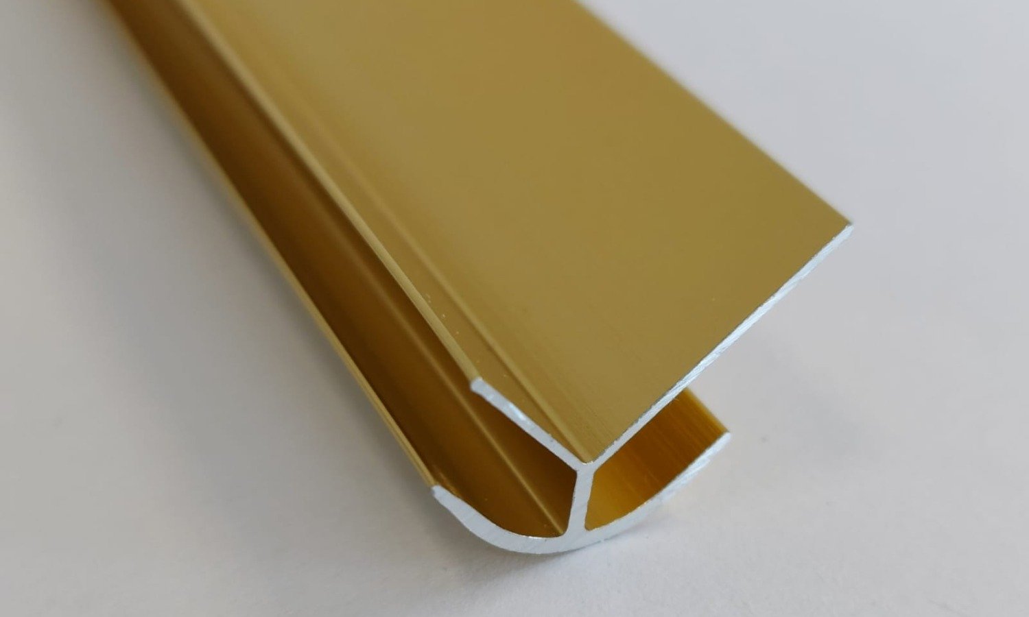16 MM ALUMINYUM DIS KOSE PROFILI ALTIN